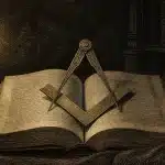 Moral y Dogma Albert Pike PDF con escuadra y compás sobre un libro abierto